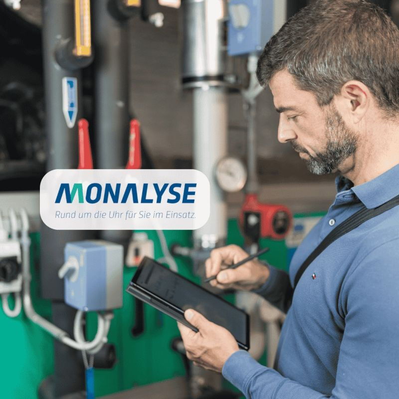 MONALYSE Logo und Mitarbeiter im Technikraum