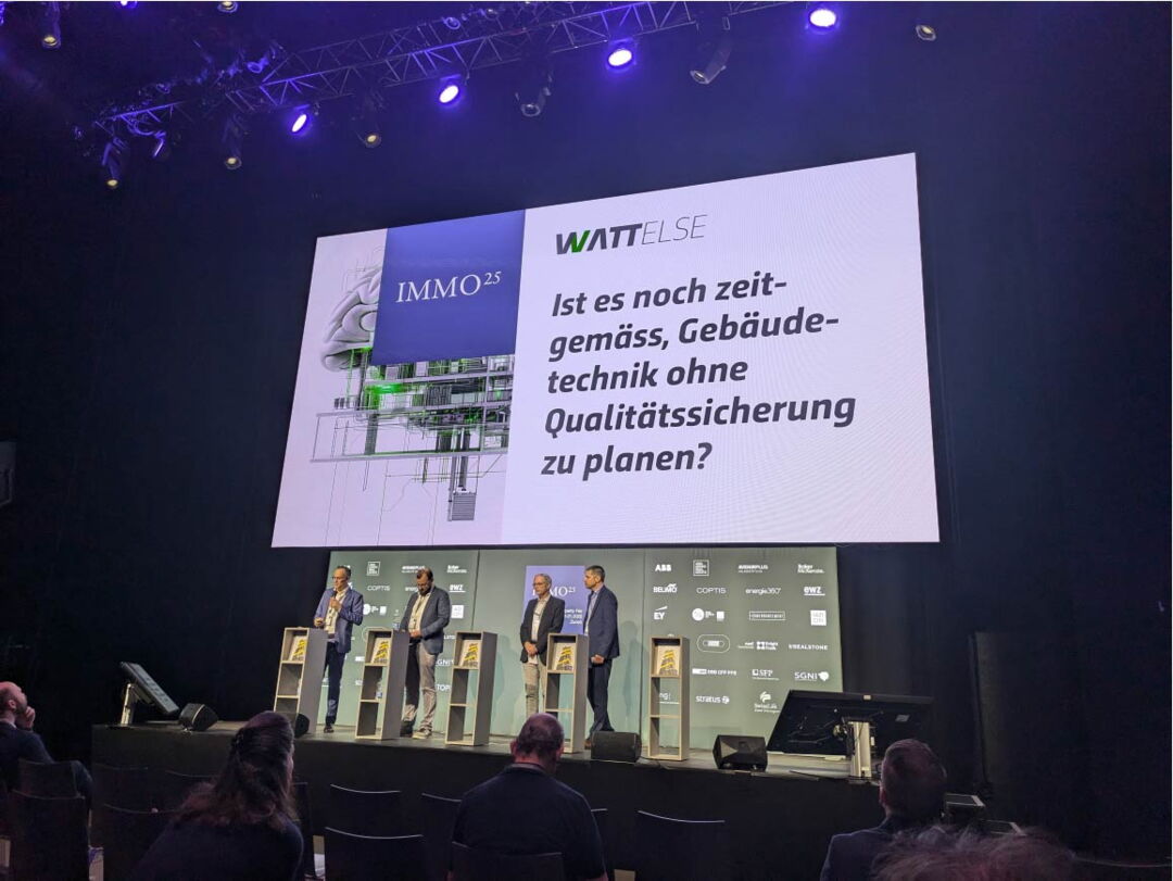 Aufnahmen von Podiumsteilnehmern unter der Titelseite der Präsentation