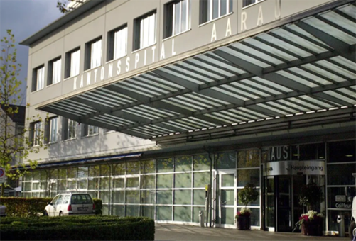 Foto des Haupteingangs des Kantonsspital Aarau