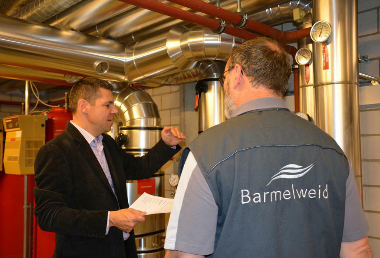 Markus Gomer im Gebäudetechnikraum mit einem Techniker (Barmelweid)