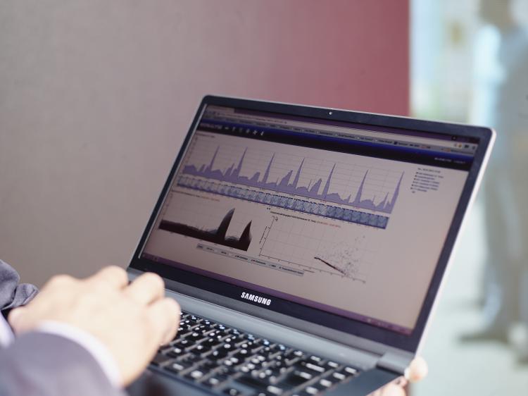 Laptop mit Energieverbrauchskurven-Grafiken MONALYSE